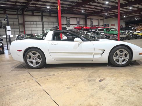 Used 1998 Chevrolet Corvette Coupe RWD image 10