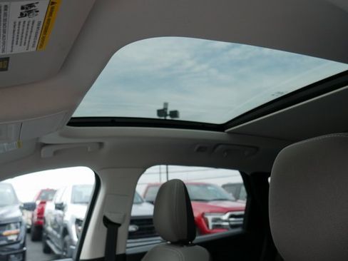 Used 2022 Ford Escape SE w/ SE Sport Appearance Package image 3