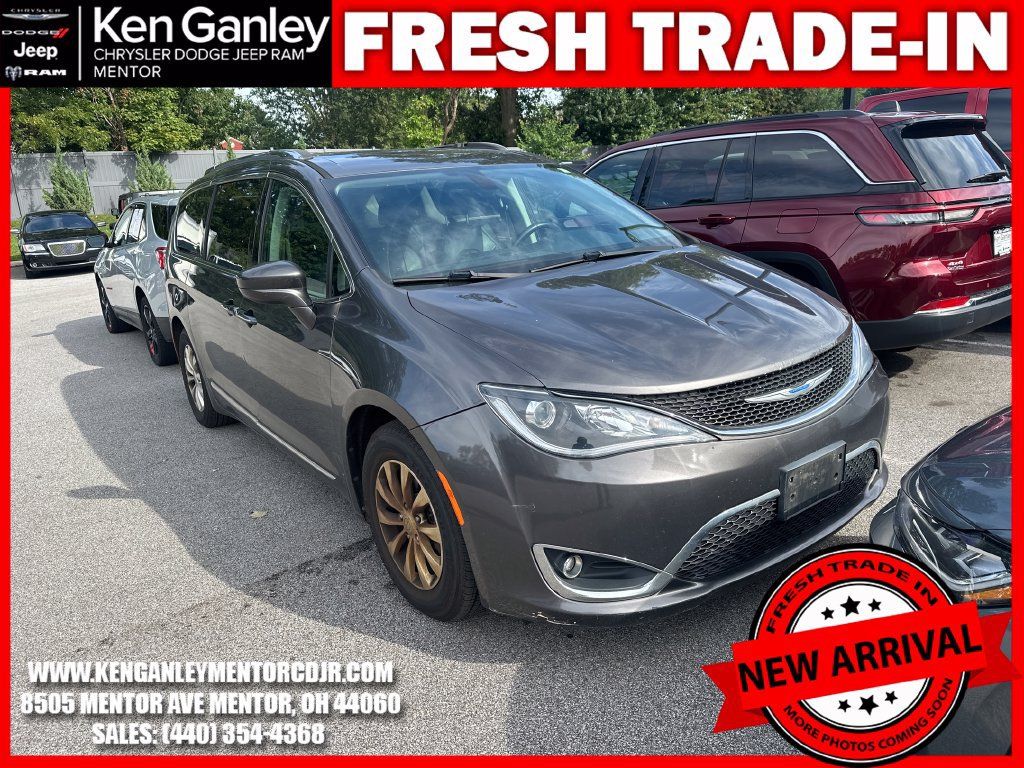Used 2018 Chrysler Pacifica Touring-L FWD image 1