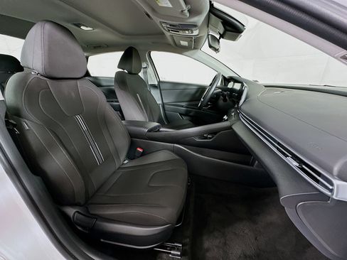 Used 2025 Hyundai Elantra SEL FWD image 32