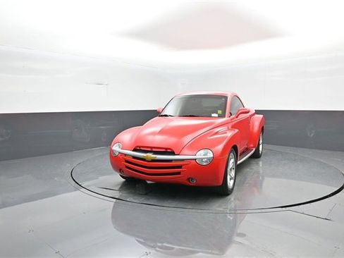 Used 2004 Chevrolet SSR w/ Preferred Equipment Group image 3