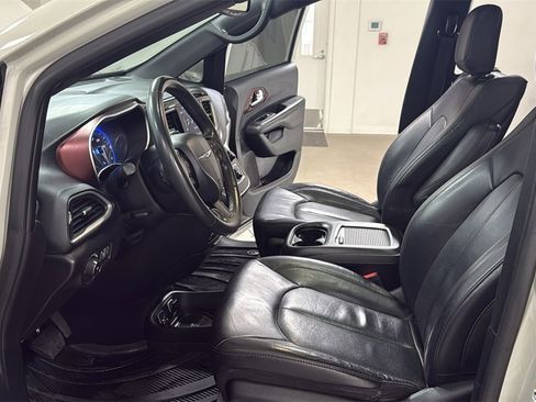 Used 2020 Chrysler Pacifica Touring-L image 12