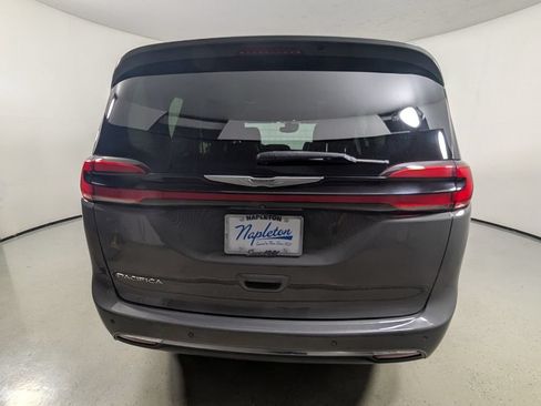 Used 2022 Chrysler Pacifica Touring-L FWD image 7