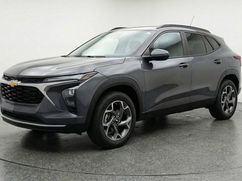 Used 2025 Chevrolet Trax LT image 3