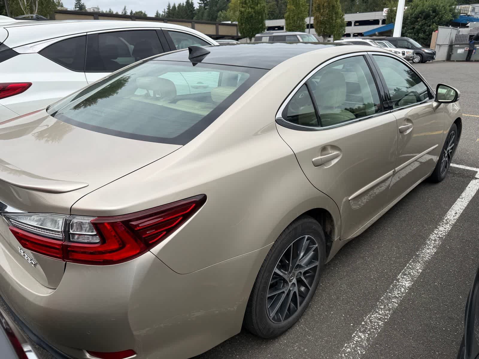 Used 2017 Lexus ES 350 w/ Navigation System Package FWD image 3