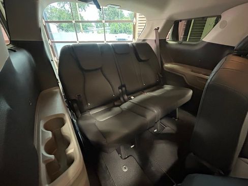 Used 2025 Kia Carnival EX FWD image 6