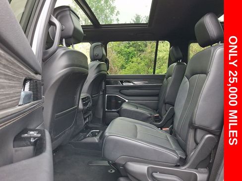 Used 2022 Jeep Wagoneer Series III w/ Premium Group I AWD/4WD image 11