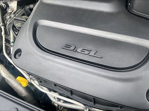 Used 2021 Chrysler Pacifica Touring-L FWD image 31