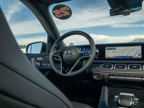 Certified 2025 Mercedes-Benz GLS 450 4MATIC image 23