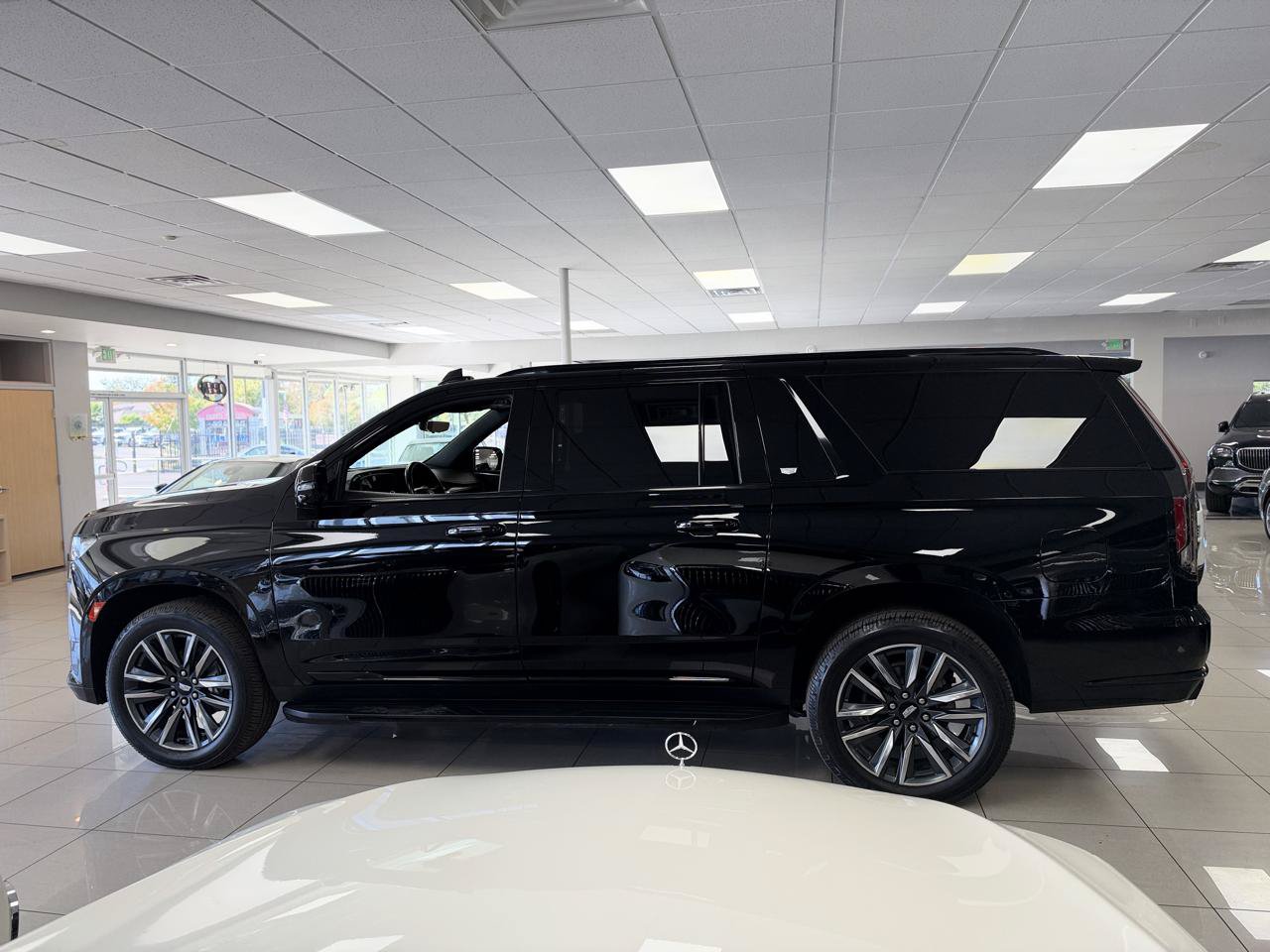 Used 2021 Cadillac Escalade ESV Sport AWD/4WD image 4