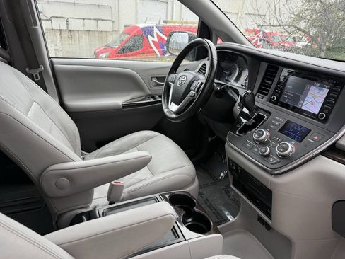 Used 2018 Toyota Sienna XLE Premium w/ Carpet Mat Package image 9