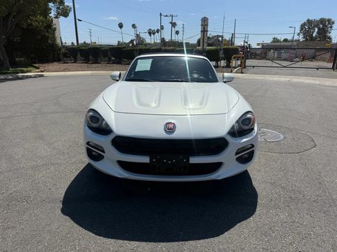 Used 2017 FIAT 124 Spider Lusso RWD image 2