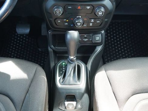 Used 2019 Jeep Renegade Latitude w/ Cold Weather Group FWD image 22