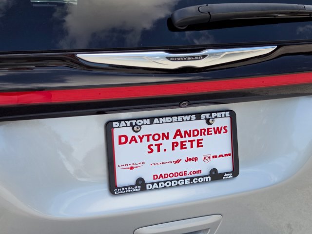 Used 2023 Chrysler Pacifica Limited FWD image 11