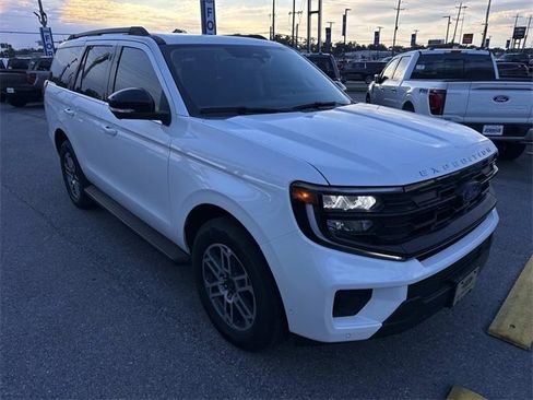 New 2025 Ford Expedition Active image 3