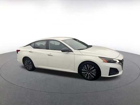 Used 2025 Nissan Altima 2.5 SV image 2