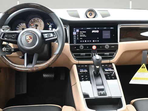 Certified 2026 Porsche Macan AWD/4WD image 8
