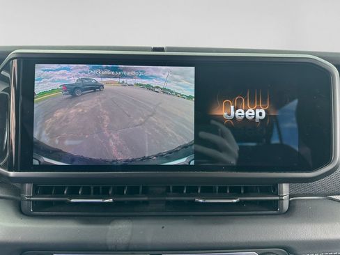 Used 2025 Jeep Wrangler Unlimited Rubicon AWD/4WD image 26