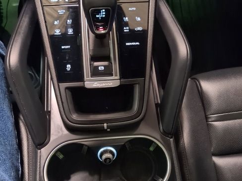 Used 2021 Porsche Cayenne image 18