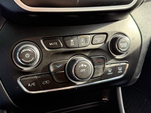 Used 2020 Jeep Cherokee Latitude Plus w/ Cold Weather Group image 20