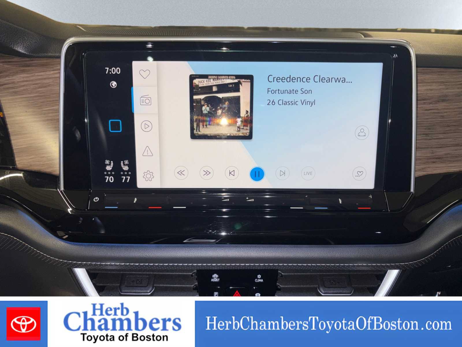 Used 2025 Volkswagen Atlas SEL AWD/4WD image 13