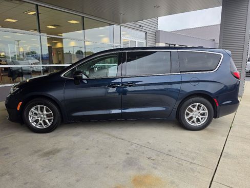 Used 2024 Chrysler Pacifica Touring-L FWD image 2