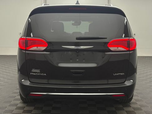 Used 2019 Chrysler Pacifica Limited w/ Tire & Wheel Group FWD image 8