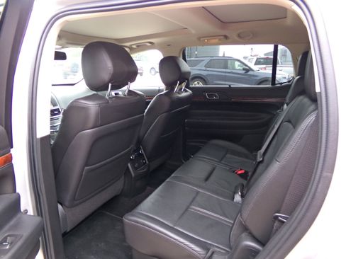 Used 2019 Lincoln MKT AWD image 10