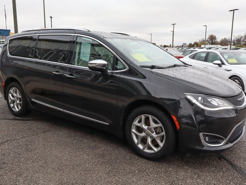 Used 2020 Chrysler Pacifica Limited image 3