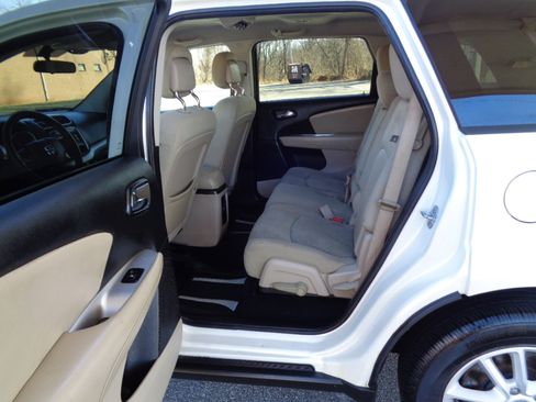 Used 2013 Dodge Journey SXT w/ Flexible Seating Group image 17