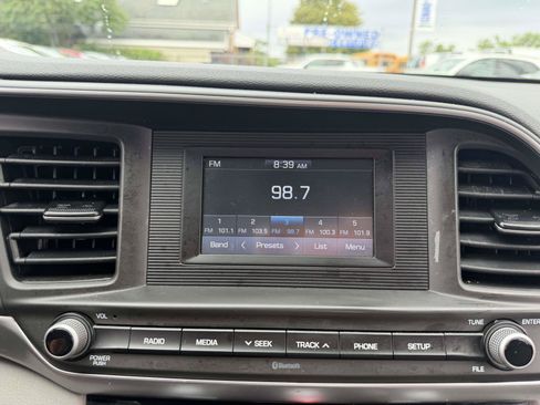 Used 2020 Hyundai Elantra SE FWD image 23