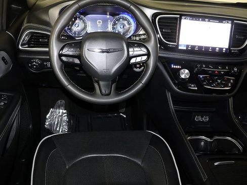 Used 2025 Chrysler Pacifica Limited FWD image 3