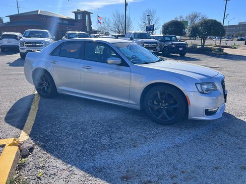 Used 2022 Chrysler 300 Touring L w/ Comfort Group image 6