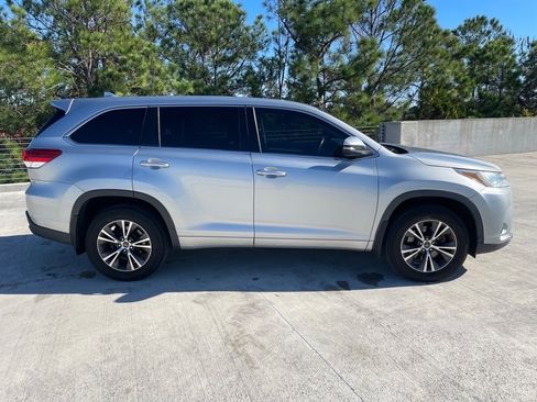 Used 2017 Toyota Highlander LE image 8