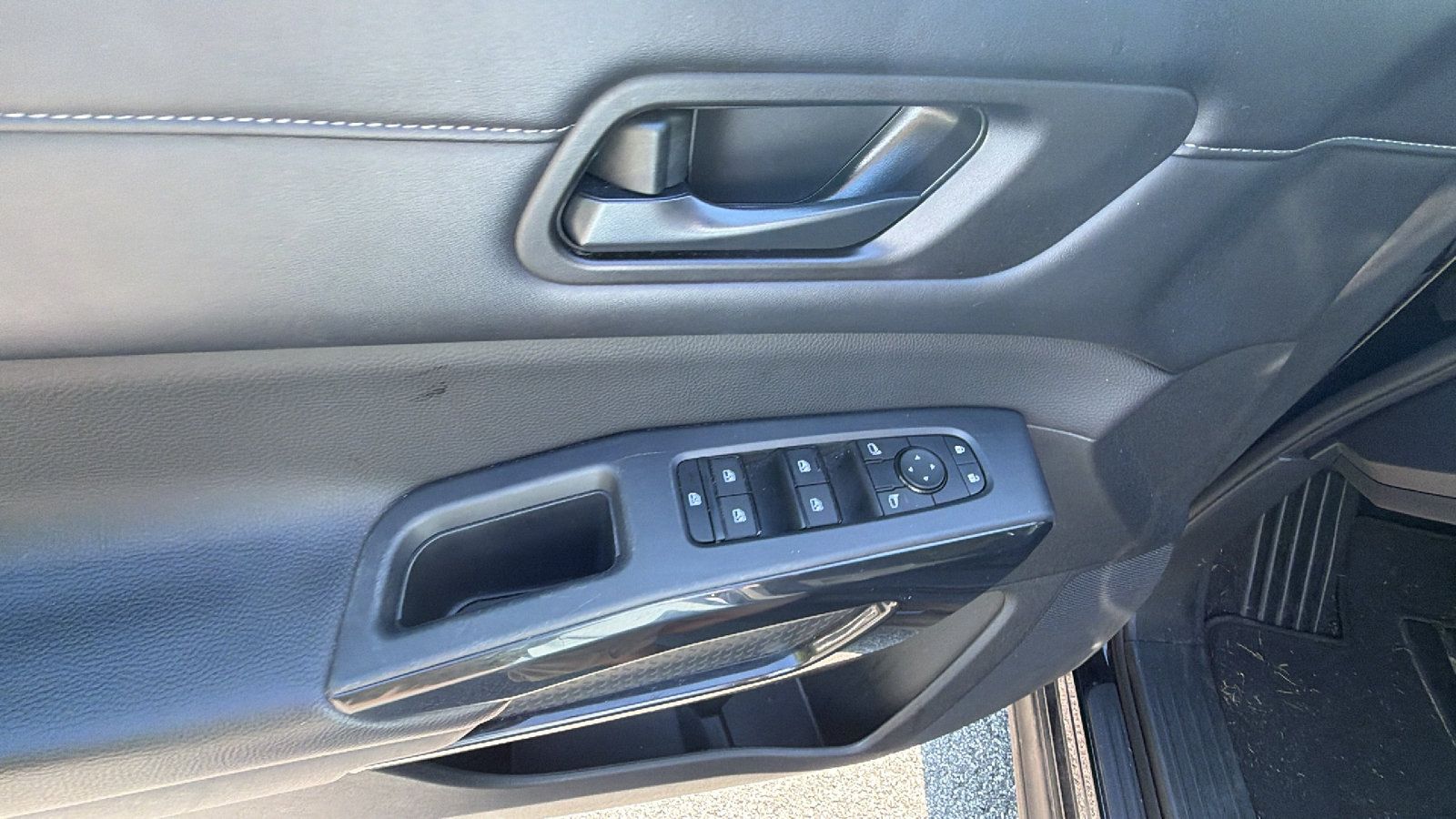 Used 2024 Nissan Pathfinder SV AWD/4WD image 15