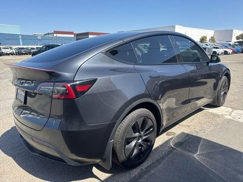 Used 2025 Tesla Model Y Long Range RWD image 5