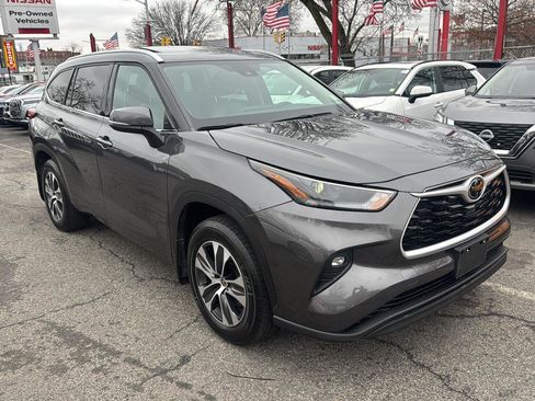 Used 2022 Toyota Highlander XLE image 9
