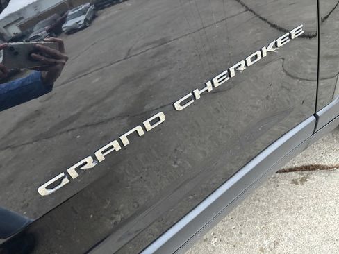 Used 2023 Jeep Grand Cherokee Limited w/ Luxury Tech Group II image 9