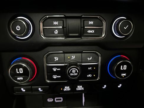 Used 2021 Chevrolet Tahoe Z71 w/ Z71 Signature Package AWD/4WD image 18