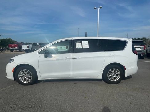 Used 2025 Chrysler Pacifica Select FWD image 4