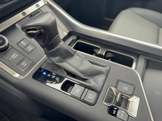 Used 2025 Lexus GX 550 w/ Accessory Package (2T) AWD/4WD image 24