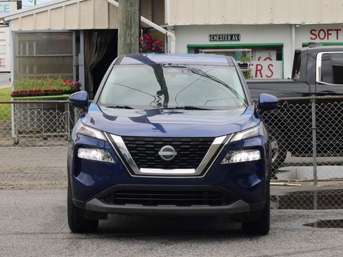Used 2022 Nissan Rogue SV FWD image 2