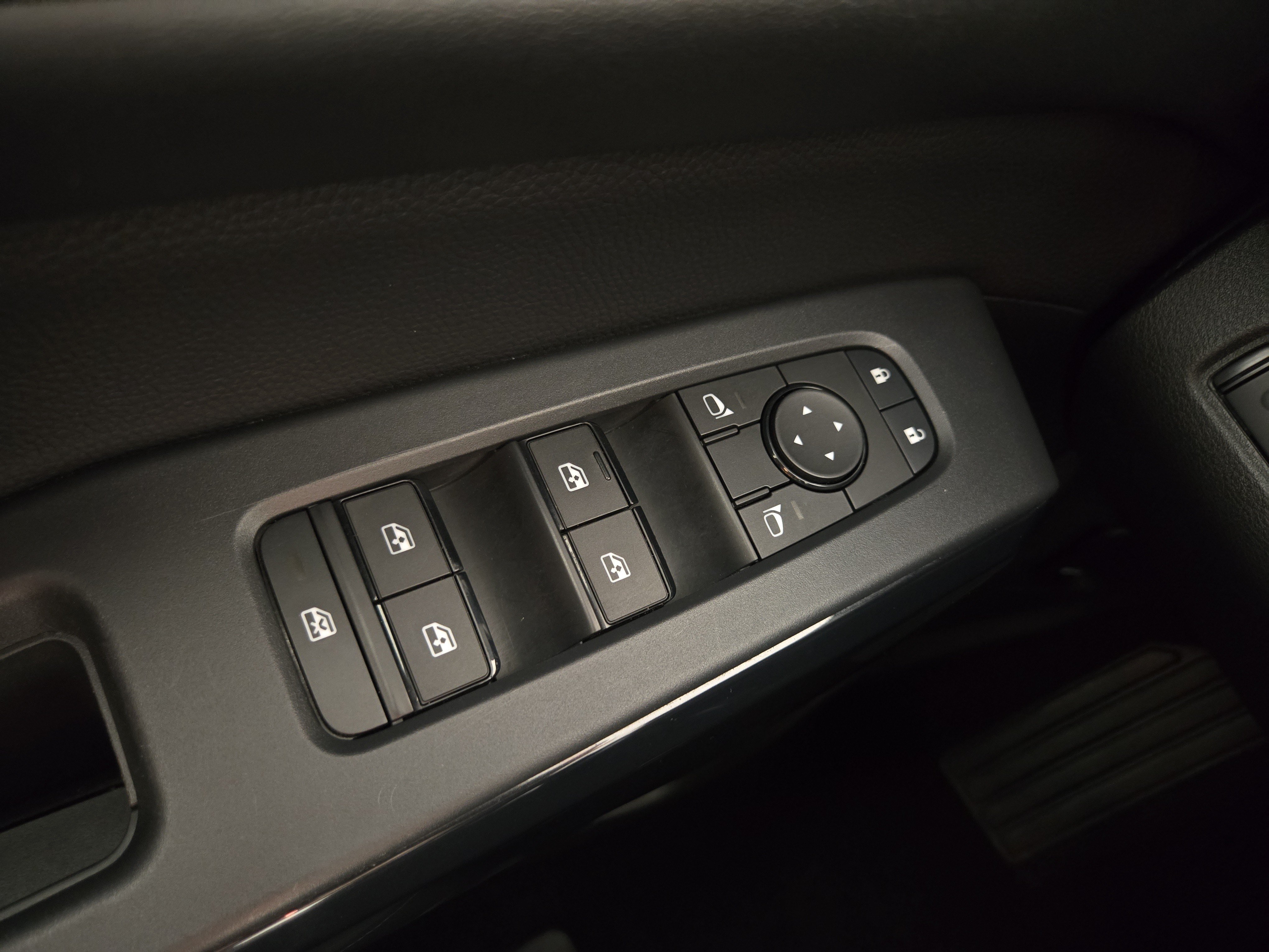 Used 2024 Nissan Pathfinder SV AWD/4WD image 26
