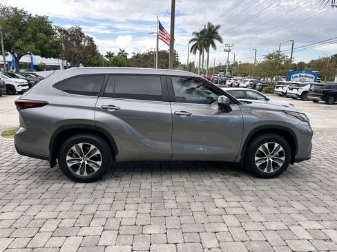 Used 2025 Toyota Highlander XLE FWD image 9