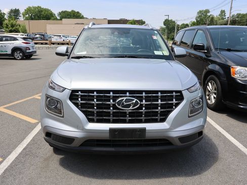Used 2022 Hyundai Venue SEL FWD image 2