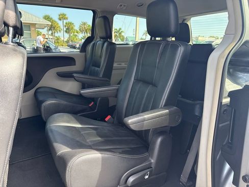 Used 2016 Chrysler Town & Country Touring FWD image 11