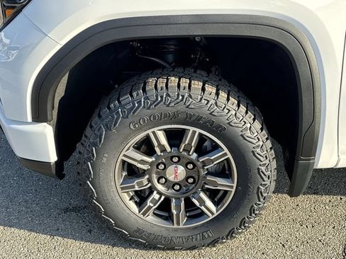 Used 2024 GMC Sierra 1500 AT4 w/ Technology Package AWD/4WD image 28