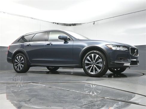 Certified 2025 Volvo V90 B6 Cross Country Plus image 41