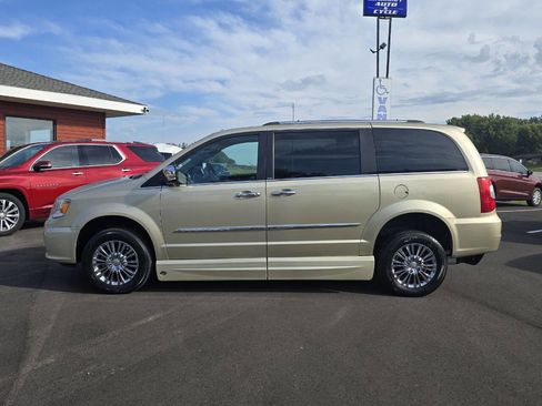 Used 2011 Chrysler Town & Country Limited image 17