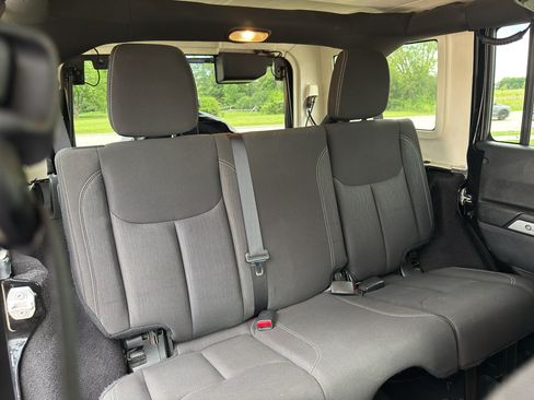 Used 2018 Jeep Wrangler Unlimited Sahara w/ Dual Top Group AWD/4WD image 26
